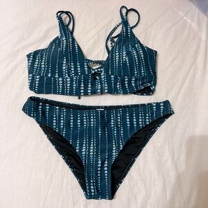 Cupshe bikini set 
Medium